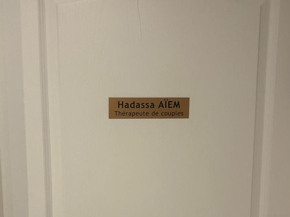 La plaque du cabinet sur la porte : Hadassa Aïem, thérapeute de couples.